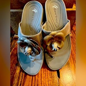 Like new women’s BARE TRAPS SANDALS SIZE 7